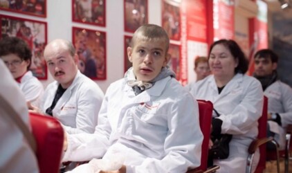 В Екатеринбурге «особенные» дети впервые попробовали себя в качестве сотрудников завода