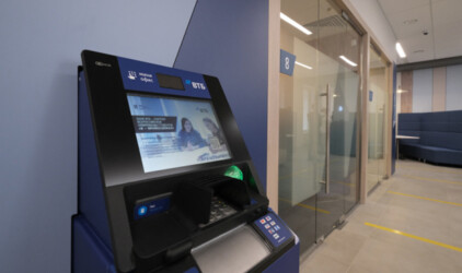 Доля безбумажных операций в офисах ВТБ на Среднем Урале превысила 60%