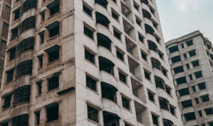В Екатеринбурге за 84,7 млн рублей продают недостроенное офисное здание