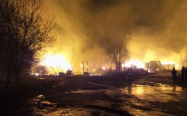 Ночью в коллективном саду Екатеринбурга тушили крупный пожар 