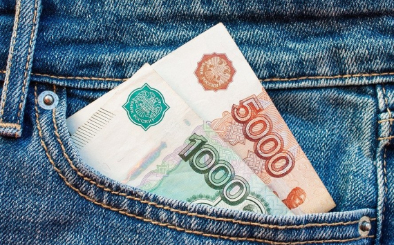 В Свердловской области средняя зарплата поднялась на 7,6%