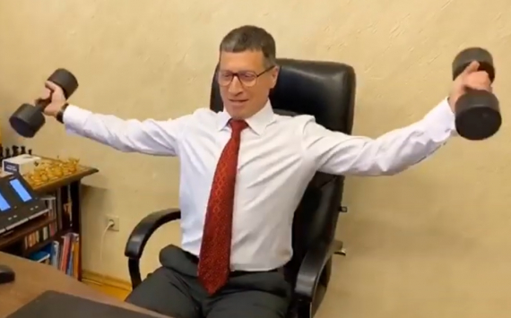 Свердловский министр спорта снялся в юмористичном ролике по борьбе с коронавирусом