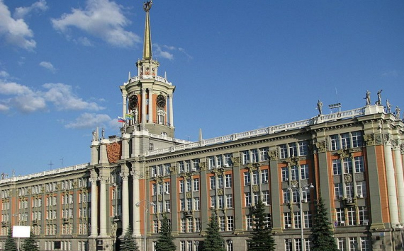 Власти Екатеринбурга за 107 млн рублей обновят подсветку здания к 300-летию города